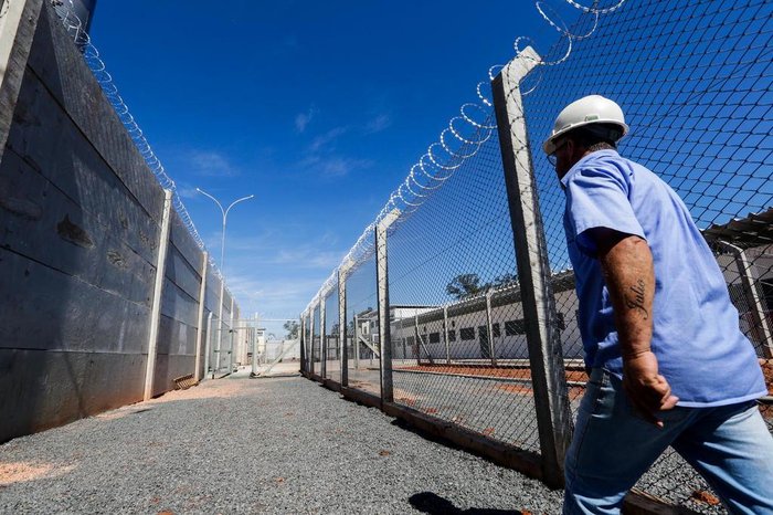 Na parte externa da unidade prisional, além da muralha, segunda grade foi instalada para reforçar segurança