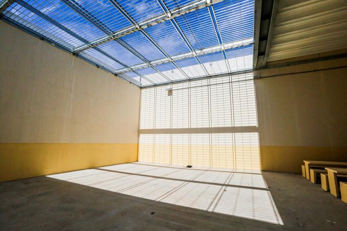 Sala para banho de sol dos presos é chamada de pátio, mas não há acesso ao gramado