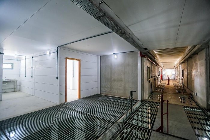 Sobre as celas, corredores por onde caminharão os agentes penitenciários