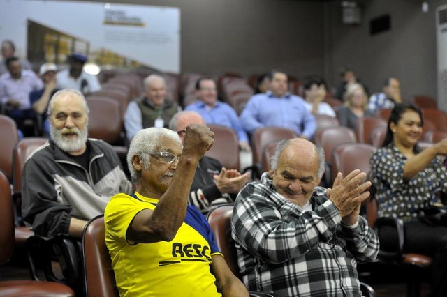 CAXIAS DO SUL, RS, BRASIL, 08/10/2019A Câmara de Vereadores aprovou por maioria o sétimo pedido de impeachment contra o prefeito de Caxias do Sul, Daniel Guerra (Republicanos). Quatorze parlamentares votaram pelo acolhimento da denúncia e oito se posicionaram contra a admissibilidade. Com o acolhimento, uma Comissão Processante, composta por três vereadores, dará prosseguimento à análise.Pela terceira vez, o documento foi assinado ex-vice-prefeito de Caxias, Ricardo Fabris de Abreu. Na denúncia, o autor apresentou quatro principais itens como motivação pelo pedido afastamento do prefeito. Entre eles, a não cedência da Praça Dante Alighieri e arredores para realização da benção dos freis Capuchinhos e a Parada Livre e supostas irregularidades na decisão de fechamento do Pronto-Atendimento 24 Horas sem oitiva do Conselho Municipal de Saúde. Também contestava o chamamento público para a empresa administradora da unidade de Pronto-Atendimento (UPA) Central. (Lucas Amorelli/Agência RBS) CAXIAS DO SUL, RS, BRASIL, 08/10/2019A Câmara de Vereadores aprovou por maioria o sétimo pedido de impeachment contra o prefeito de Caxias do Sul, Daniel Guerra (Republicanos). Quatorze parlamentares votaram pelo acolhimento da denúncia e oito se posicionaram contra a admissibilidade. Com o acolhimento, uma Comissão Processante, composta por três vereadores, dará prosseguimento à análise.Pela terceira vez, o documento foi assinado ex-vice-prefeito de Caxias, Ricardo Fabris de Abreu. Na denúncia, o autor apresentou quatro principais itens como motivação pelo pedido afastamento do prefeito. Entre eles, a não cedência da Praça Dante Alighieri e arredores para realização da benção dos freis Capuchinhos e a Parada Livre e supostas irregularidades na decisão de fechamento do Pronto-Atendimento 24 Horas sem oitiva do Conselho Municipal de Saúde. Também contestava o chamamento público para a empresa administradora da unidade de Pronto-Atendimento (UPA) Central. (Lucas Amorelli/Agência RBS)