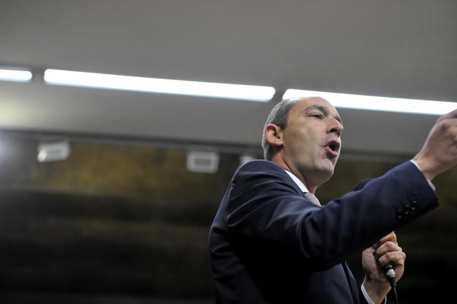 CAXIAS DO SUL, RS, BRASIL, 08/10/2019A Câmara de Vereadores aprovou por maioria o sétimo pedido de impeachment contra o prefeito de Caxias do Sul, Daniel Guerra (Republicanos). Quatorze parlamentares votaram pelo acolhimento da denúncia e oito se posicionaram contra a admissibilidade. Com o acolhimento, uma Comissão Processante, composta por três vereadores, dará prosseguimento à análise.Pela terceira vez, o documento foi assinado ex-vice-prefeito de Caxias, Ricardo Fabris de Abreu. Na denúncia, o autor apresentou quatro principais itens como motivação pelo pedido afastamento do prefeito. Entre eles, a não cedência da Praça Dante Alighieri e arredores para realização da benção dos freis Capuchinhos e a Parada Livre e supostas irregularidades na decisão de fechamento do Pronto-Atendimento 24 Horas sem oitiva do Conselho Municipal de Saúde. Também contestava o chamamento público para a empresa administradora da unidade de Pronto-Atendimento (UPA) Central. Rodrigo Beltrão PT(Lucas Amorelli/Agência RBS) CAXIAS DO SUL, RS, BRASIL, 08/10/2019A Câmara de Vereadores aprovou por maioria o sétimo pedido de impeachment contra o prefeito de Caxias do Sul, Daniel Guerra (Republicanos). Quatorze parlamentares votaram pelo acolhimento da denúncia e oito se posicionaram contra a admissibilidade. Com o acolhimento, uma Comissão Processante, composta por três vereadores, dará prosseguimento à análise.Pela terceira vez, o documento foi assinado ex-vice-prefeito de Caxias, Ricardo Fabris de Abreu. Na denúncia, o autor apresentou quatro principais itens como motivação pelo pedido afastamento do prefeito. Entre eles, a não cedência da Praça Dante Alighieri e arredores para realização da benção dos freis Capuchinhos e a Parada Livre e supostas irregularidades na decisão de fechamento do Pronto-Atendimento 24 Horas sem oitiva do Conselho Municipal de Saúde. Também contestava o chamamento público para a empresa administradora da unidade de Pronto-Atendimento (UPA) Central. Rodrigo Beltrão PT(Lucas Amorelli/Agência RBS)