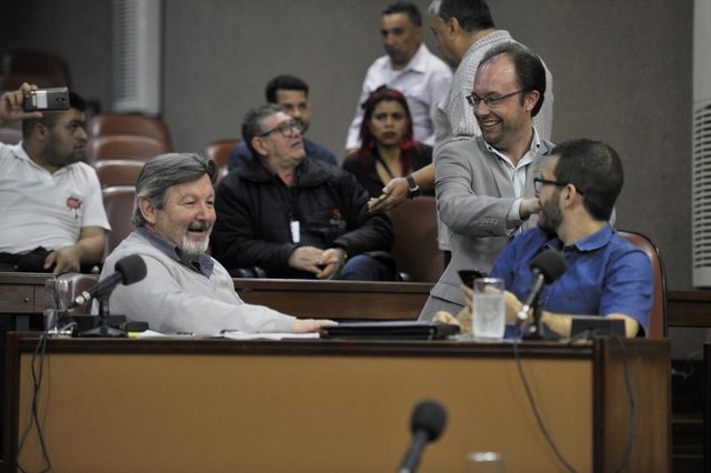 CAXIAS DO SUL, RS, BRASIL, 08/10/2019A Câmara de Vereadores aprovou por maioria o sétimo pedido de impeachment contra o prefeito de Caxias do Sul, Daniel Guerra (Republicanos). Quatorze parlamentares votaram pelo acolhimento da denúncia e oito se posicionaram contra a admissibilidade. Com o acolhimento, uma Comissão Processante, composta por três vereadores, dará prosseguimento à análise.Pela terceira vez, o documento foi assinado ex-vice-prefeito de Caxias, Ricardo Fabris de Abreu. Na denúncia, o autor apresentou quatro principais itens como motivação pelo pedido afastamento do prefeito. Entre eles, a não cedência da Praça Dante Alighieri e arredores para realização da benção dos freis Capuchinhos e a Parada Livre e supostas irregularidades na decisão de fechamento do Pronto-Atendimento 24 Horas sem oitiva do Conselho Municipal de Saúde. Também contestava o chamamento público para a empresa administradora da unidade de Pronto-Atendimento (UPA) Central. Edio Elói Frizzo PSB / Felipe Gremelmaier MDB / Rafael Bueno PDT(Lucas Amorelli/Agência RBS) CAXIAS DO SUL, RS, BRASIL, 08/10/2019A Câmara de Vereadores aprovou por maioria o sétimo pedido de impeachment contra o prefeito de Caxias do Sul, Daniel Guerra (Republicanos). Quatorze parlamentares votaram pelo acolhimento da denúncia e oito se posicionaram contra a admissibilidade. Com o acolhimento, uma Comissão Processante, composta por três vereadores, dará prosseguimento à análise.Pela terceira vez, o documento foi assinado ex-vice-prefeito de Caxias, Ricardo Fabris de Abreu. Na denúncia, o autor apresentou quatro principais itens como motivação pelo pedido afastamento do prefeito. Entre eles, a não cedência da Praça Dante Alighieri e arredores para realização da benção dos freis Capuchinhos e a Parada Livre e supostas irregularidades na decisão de fechamento do Pronto-Atendimento 24 Horas sem oitiva do Conselho Municipal de Saúde. Também contestava o chamamento público para a empresa administradora da unidade de Pronto-Atendimento (UPA) Central. Edio Elói Frizzo PSB / Felipe Gremelmaier MDB / Rafael Bueno PDT(Lucas Amorelli/Agência RBS)