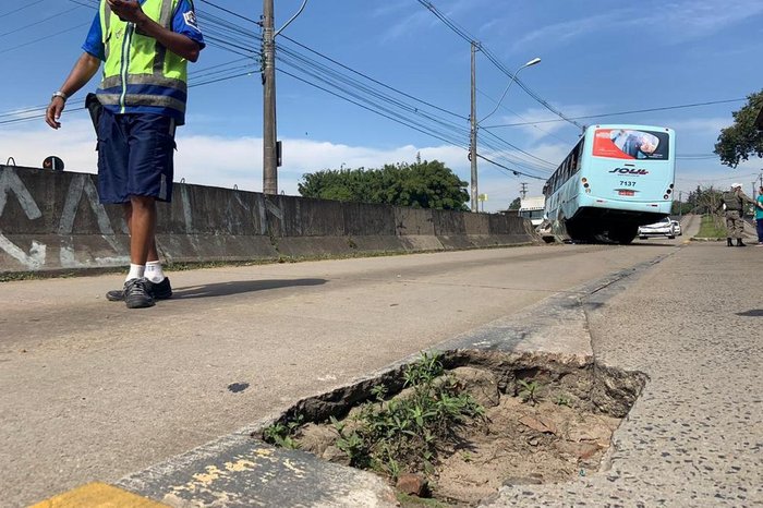 Buraco tem cerca de 15 centímetros de profundidade