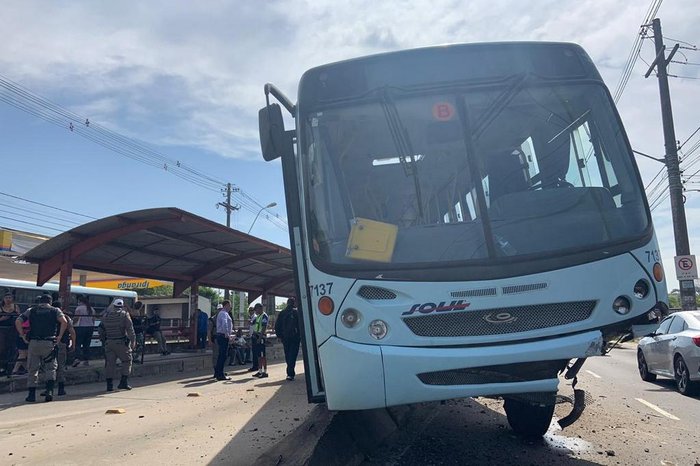 Motorista relata que não conseguiu desviar de buraco