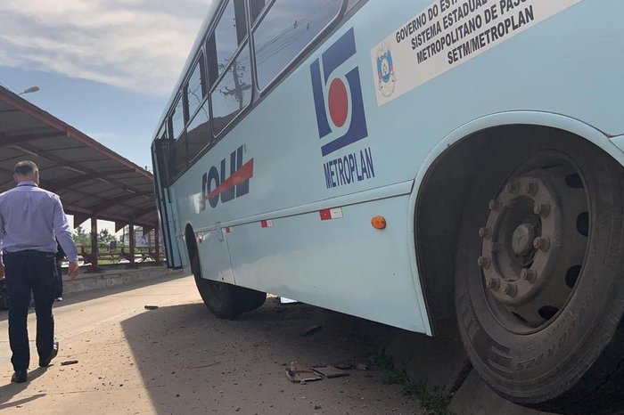 Corredor de ônibus foi interditado até a remoção do ônibus