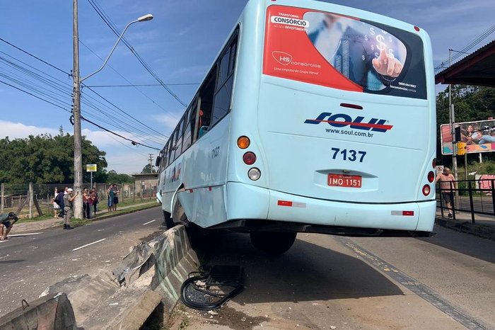 Além do eixo dianteiro quebrado, veículo sofreu avarias na lataria e teve pneus estourados