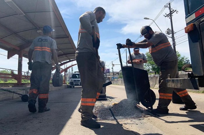 Equipe da prefeitura foi deslocada para fazer reparos na via