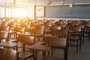  PORTO ALEGRE, RS, BRASIL, 04/10/2019-Empty classroom with vintage tone wooden chairs. Back to school concept. (Foto: Sengchoy Inthachack / stock.adobe.com)Fonte: 220679902