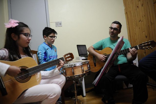 GARIBALDI, RS, BRASIL (08/10/2019)Tiago Andreola começou a tocar violão aos 6 anos. Hoje, aos 35, é professor de música da pequena Luiza Chesini, 8 anos, e do irmão dela, Giuseppe Chesini, 12. Eles e o pai de Luiza, Ricardo Chesini, falam sobre como a música tocou a infância e ainda toca a vida deles. (Antonio Valiente/Agência RBS) GARIBALDI, RS, BRASIL (08/10/2019)Tiago Andreola começou a tocar violão aos 6 anos. Hoje, aos 35, é professor de música da pequena Luiza Chesini, 8 anos, e do irmão dela, Giuseppe Chesini, 12. Eles e o pai de Luiza, Ricardo Chesini, falam sobre como a música tocou a infância e ainda toca a vida deles. (Antonio Valiente/Agência RBS)
