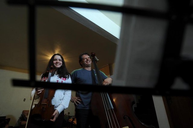 CAXIAS DO SUL, RS, BRASIL, 09/10/2019 - Adriano Borges, 45, e a filha Sofia Borges, 16, têm na música uma paixão em comum, estimulada pelo pai desde que ela estava na barriga da mãe. Hoje, o baixista e a violinista tocam juntos em um trio de música erudita em Caxias do Sul. Case da reportagem infâncias tocadas pela música. (Marcelo Casagrande/Agência RBS) CAXIAS DO SUL, RS, BRASIL, 09/10/2019 - Adriano Borges, 45, e a filha Sofia Borges, 16, têm na música uma paixão em comum, estimulada pelo pai desde que ela estava na barriga da mãe. Hoje, o baixista e a violinista tocam juntos em um trio de música erudita em Caxias do Sul. Case da reportagem infâncias tocadas pela música. (Marcelo Casagrande/Agência RBS)