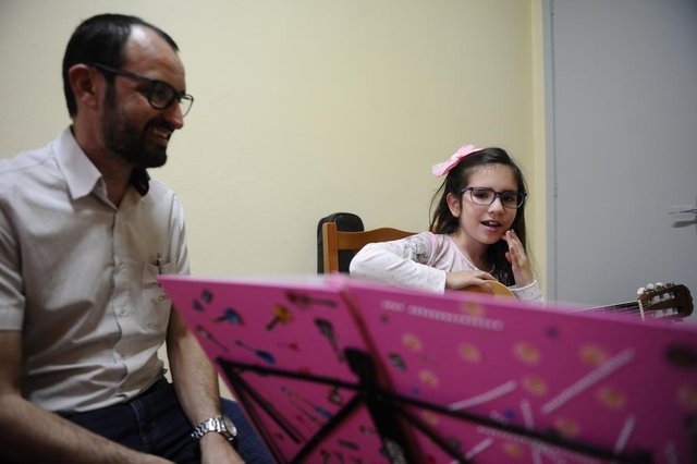 GARIBALDI, RS, BRASIL (08/10/2019)Tiago Andreola começou a tocar violão aos 6 anos. Hoje, aos 35, é professor de música da pequena Luiza Chesini, 8 anos, e do irmão dela, Giuseppe Chesini, 12. Eles e o pai de Luiza, Ricardo Chesini, falam sobre como a música tocou a infância e ainda toca a vida deles. (Antonio Valiente/Agência RBS) GARIBALDI, RS, BRASIL (08/10/2019)Tiago Andreola começou a tocar violão aos 6 anos. Hoje, aos 35, é professor de música da pequena Luiza Chesini, 8 anos, e do irmão dela, Giuseppe Chesini, 12. Eles e o pai de Luiza, Ricardo Chesini, falam sobre como a música tocou a infância e ainda toca a vida deles. (Antonio Valiente/Agência RBS)