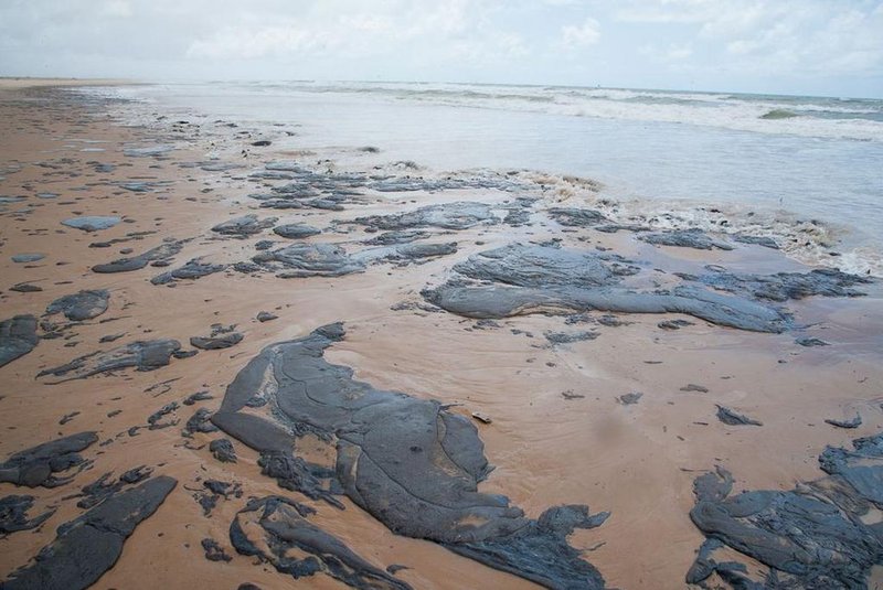 Derramamento de óleo no litoral de Sergipe.