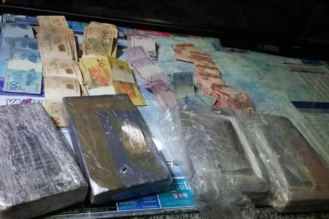Traficante é preso com mais de 4 kg de cocaína em sacola escondida embaixo de banco de carro em Caxias Traficante é preso com mais de 4 kg de cocaína em sacola escondida embaixo de banco de carro em Caxias