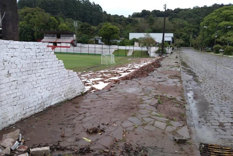 Muro do estádio Dr. Mário Cini cai em Nova Prata 