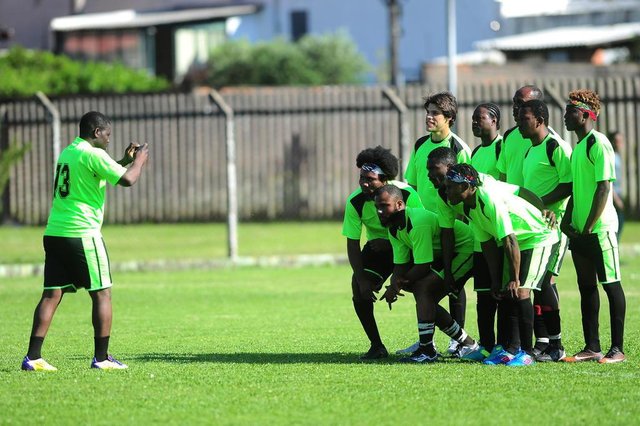 CAXIAS DO SUL, RS, BRASIL, 12/10/2019. Associação dos Imigrantes Haitianos em Caxias do Sul montou uma equipe para disputar a segunda divisão do Campeonato Municipal de Futebol de Caxias do Sul. Apenas o técnico, Renan Souza, e dois jogadores são brasileiros. A estreia foi neste domingo, no Estádio Municipal, contra o time da comunidade Nossa Senhora das Dores, da 6ª Légua. (Porthus Junior/Agência RBS)Indexador: Porthus Junior CAXIAS DO SUL, RS, BRASIL, 12/10/2019. Associação dos Imigrantes Haitianos em Caxias do Sul montou uma equipe para disputar a segunda divisão do Campeonato Municipal de Futebol de Caxias do Sul. Apenas o técnico, Renan Souza, e dois jogadores são brasileiros. A estreia foi neste domingo, no Estádio Municipal, contra o time da comunidade Nossa Senhora das Dores, da 6ª Légua. (Porthus Junior/Agência RBS)Indexador: Porthus Junior