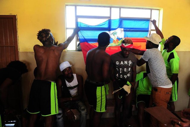 CAXIAS DO SUL, RS, BRASIL, 12/10/2019. Associação dos Imigrantes Haitianos em Caxias do Sul montou uma equipe para disputar a segunda divisão do Campeonato Municipal de Futebol de Caxias do Sul. Apenas o técnico, Renan Souza, e dois jogadores são brasileiros. A estreia foi neste domingo, no Estádio Municipal, contra o time da comunidade Nossa Senhora das Dores, da 6ª Légua. (Porthus Junior/Agência RBS) CAXIAS DO SUL, RS, BRASIL, 12/10/2019. Associação dos Imigrantes Haitianos em Caxias do Sul montou uma equipe para disputar a segunda divisão do Campeonato Municipal de Futebol de Caxias do Sul. Apenas o técnico, Renan Souza, e dois jogadores são brasileiros. A estreia foi neste domingo, no Estádio Municipal, contra o time da comunidade Nossa Senhora das Dores, da 6ª Légua. (Porthus Junior/Agência RBS)