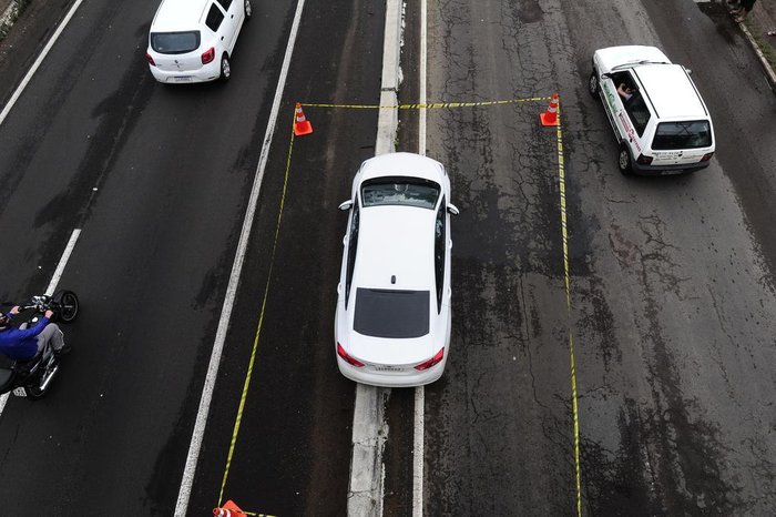 Veículo ficou parado sobre divisória entre a pista principal e a pista lateral da BR-116, sentido Capital