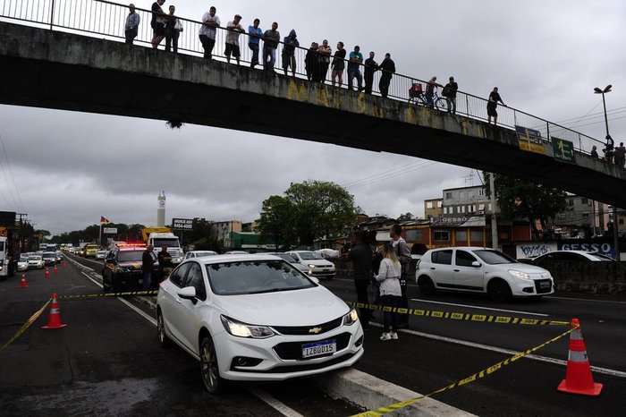 Crime atraiu curiosos, que se aglomeraram em passarela sobre a rodovia