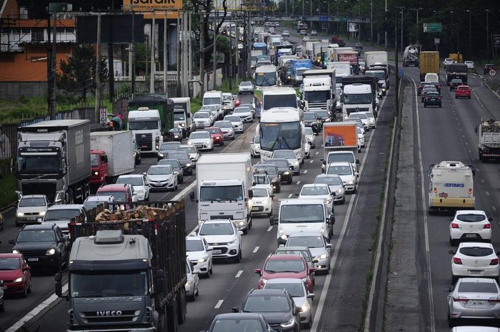Trabalho da polícia causou congestionamento na manhã desta sexta-feira na BR-116