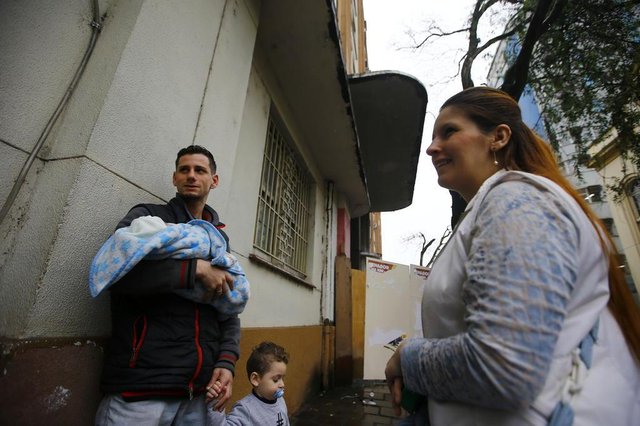 PORTO ALEGRE, RS, BRASIL, 16/10/2019- Há mais de dois anos, a entrada principal do Centro de Saúde Santa Marta, no Centro Histórico de Porto Alegre, está interditada. O isolamento no local cobriu toda a calçada, impedindo a passagem de pedestres. Daniele Vieira Rodrigues, 29 anos, Jaio Junior Frighetto, 25 anos.(FOTOGRAFO: LAURO ALVES / AGENCIA RBS) PORTO ALEGRE, RS, BRASIL, 16/10/2019- Há mais de dois anos, a entrada principal do Centro de Saúde Santa Marta, no Centro Histórico de Porto Alegre, está interditada. O isolamento no local cobriu toda a calçada, impedindo a passagem de pedestres. Daniele Vieira Rodrigues, 29 anos, Jaio Junior Frighetto, 25 anos.(FOTOGRAFO: LAURO ALVES / AGENCIA RBS)