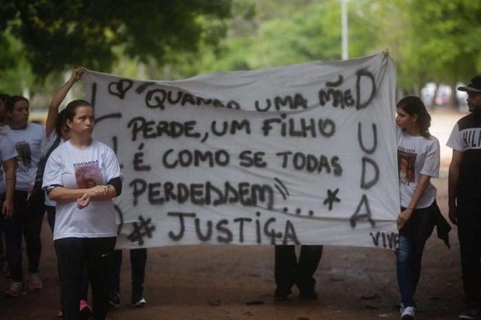 Familiares caminharam até Delegacia de Polícia para Criança e o Adolescente (DPCA) Vítimas de Delitos