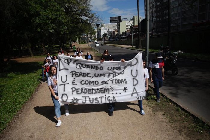Familiares caminharam até Delegacia de Polícia para Criança e o Adolescente (DPCA) Vítimas de Delitos