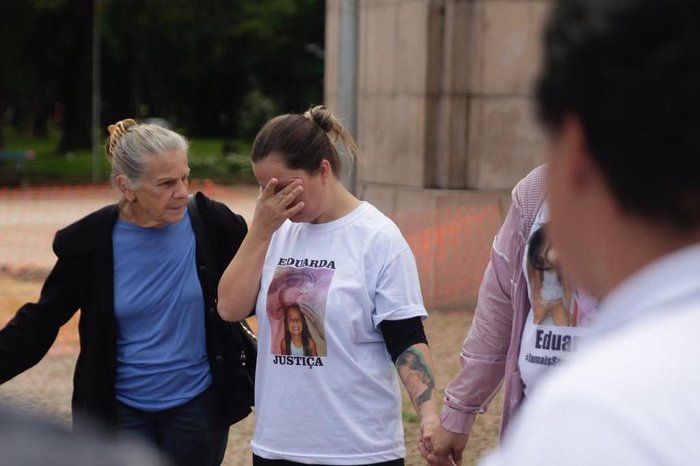 Mãe da Eduarda, Kendra, emocionada após oração