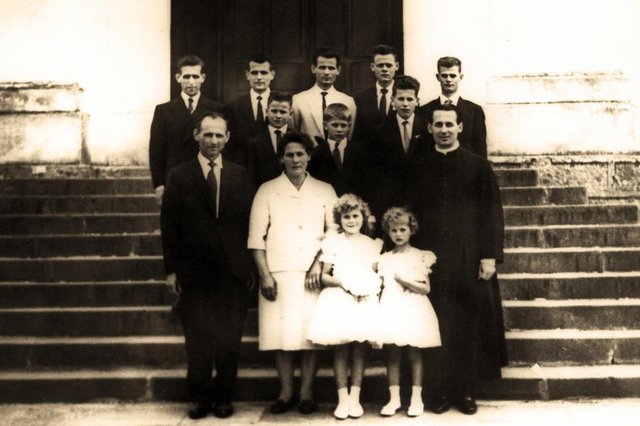 Família de João Lazzarotto e Maria BinottoAno 1962Autoria: Fiorentino CavalliAcervo: Maria Helena Lazzarotto FortesEstão na foto: João Maria Lazzarotto, Vitória Binotto e os filhos (a): Padre Leduvino; Oswaldo; Nelson; Darci; Algeni; Alécio, Ari; Egídio; Alfredo; Maria Helena e Norma. Família de João Lazzarotto e Maria BinottoAno 1962Autoria: Fiorentino CavalliAcervo: Maria Helena Lazzarotto FortesEstão na foto: João Maria Lazzarotto, Vitória Binotto e os filhos (a): Padre Leduvino; Oswaldo; Nelson; Darci; Algeni; Alécio, Ari; Egídio; Alfredo; Maria Helena e Norma.