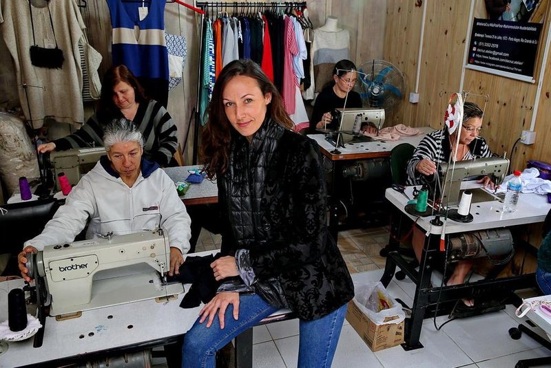  PORTO ALEGRE- RS- BRASIL- 23/09/2019- Projeto idealizado pela estilista Rochele Gloor, o Atelier da Cruz capacita mulheres costureiras do Morro da Cruz. FOTO FERNANDO GOMES/ ZERO HORA.
