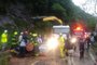 Duas pessoas ficam feridas após árvore cair sobre carro na BR-116 em Caxias