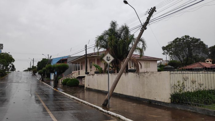 Na área central, postes também foram atingidos pelos ventos
