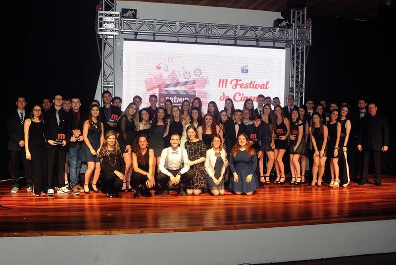  3º Festival Pantini de Cinema, realizado pelo Colégio Mutirão de São Marcos. Na foto, todos os alunos participantes do ensino médio.