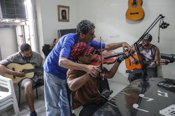Roberto auxiliando Maria durante a aula