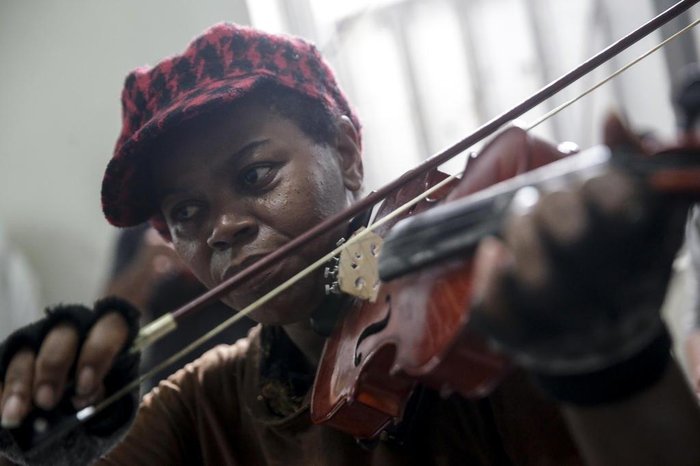 Maria prefere o violino