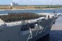 Maiores navios da Marinha chegam a Recife para reforçar combate ao óleo nas praias.