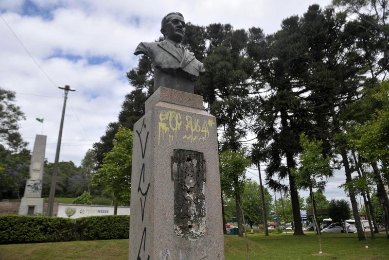  CAXIAS DO SUL, RS, BRASIL, 11/11/2019Placa do busto na praça Getúlio Vargas é roubada. Praça no começo da Av. Júlio de Castilhos(Lucas Amorelli/Agência RBS)