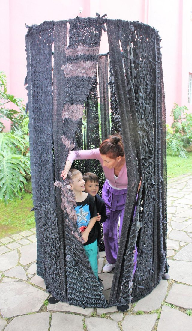 Artista caxiense Cristina Lisot expõe e performa Na I Bienal de Arte Têxtil Contemporânea Artista caxiense Cristina Lisot expõe e performa Na I Bienal de Arte Têxtil Contemporânea