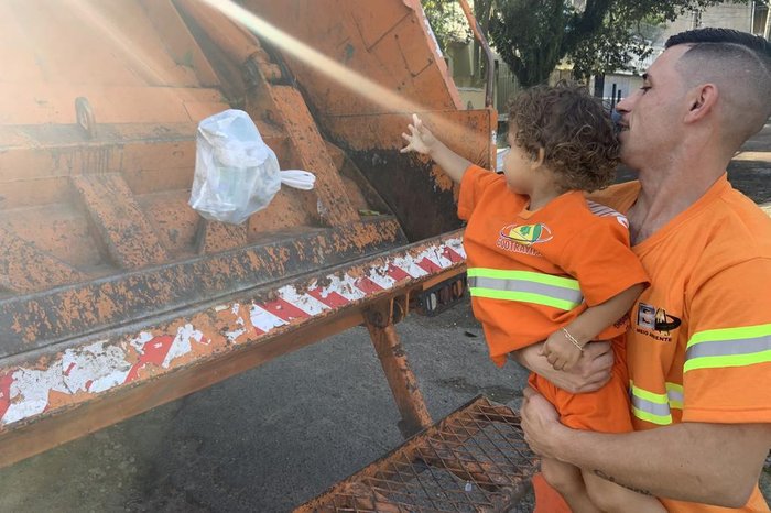 Vítor para o que estiver fazendo para levar o lixo até os profissionais