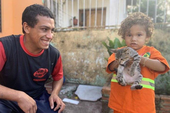 Pai fica emocionado com a alegria legítima do guri