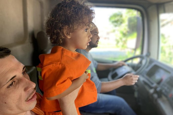 Roupa foi costurada pela mãe do motorista do caminhão a partir de um uniforme que já estava em desuso
