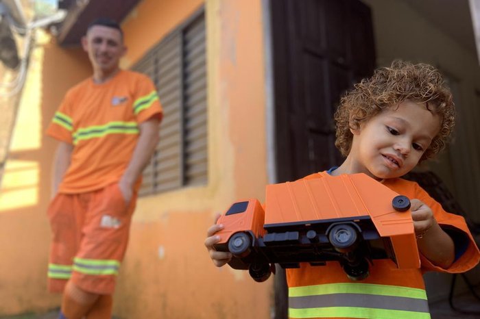Além do uniforme, menino ganhou um caminhão de brinquedo de presente