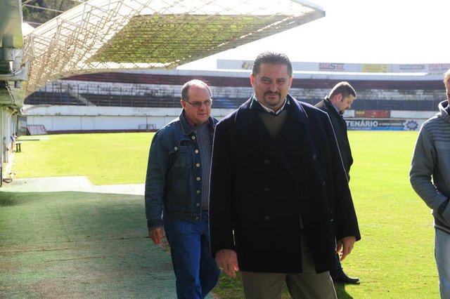 CAXIAS DO SUL, RS, BRASIL (15/06/2015) Marcelo Vilar. SER Caxias apresenta o técnico Marcelo Vilar (atrás) com João Luiz Pieruccini (frente) . Campeonato Nacional Série C. (Roni Rgon/Pioneiro) CAXIAS DO SUL, RS, BRASIL (15/06/2015) Marcelo Vilar. SER Caxias apresenta o técnico Marcelo Vilar (atrás) com João Luiz Pieruccini (frente) . Campeonato Nacional Série C. (Roni Rgon/Pioneiro)