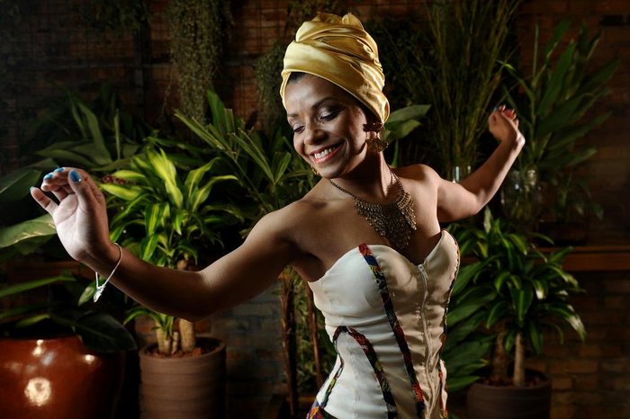 “Não é só o negro que precisa de consciência da sua identidade. Como disse uma amiga, em um encontro do movimento negro: ‘Chegou a hora dos brancos terem a consciência negra, porque nós mesmos estamos cansados’”, defende a bailarina e atriz, Carla Vanez, 39.