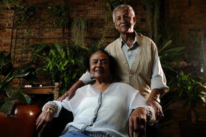 Alcidney Josende da Rosa, 81, ao lado da esposa, Therezinha, 81, casados há 59 anos, sempre estiveram ligados ao Carnaval por onde passaram. “Lá em Rosário do Sul, fundei a escola Embaixadores do Ritmo em que fui campeão por dez anos”, conta Alcidney.