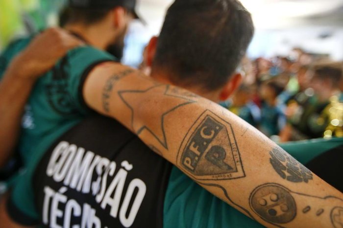 Membros carregam escudo até na pele