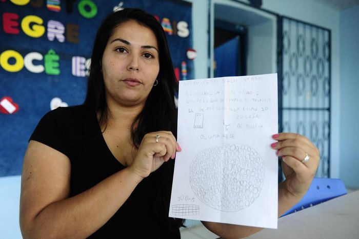 Professora Roriane, que orientou a atividade, mostra a carta de Pedro