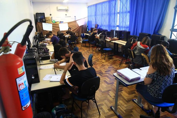 A sala de informática não está funcionando, pois precisa abrigar turmas