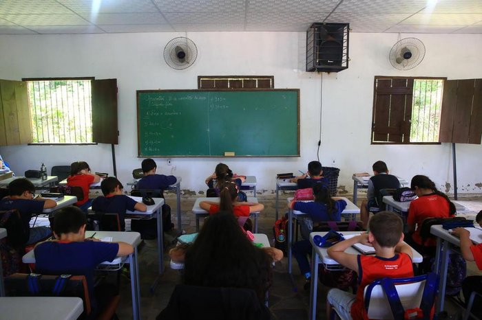 Aulas no salão de festas da Escola Tuiuti
