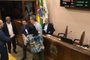 Câmara de Vereadores de Caxias. Presidente Flavio Cassina (PTB) promulga o novo Plano Diretor. Governista Renato Nunes (PR) se aproxima para a foto e sai rindo.