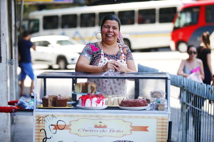Aline se inspira na novela e tenta recriar alguns bolos, como o vermelho de morango